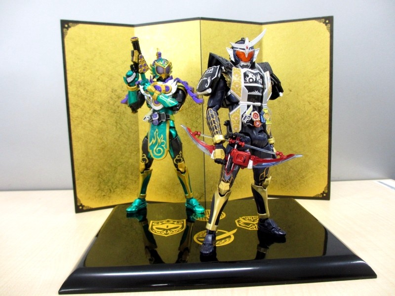 今週末発売！S.H.Figuarts 仮面ライダー鎧武！初回特典の台座と屏風で 