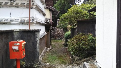 8-1 長者野のメインストリート 何故ここにポストがあるか