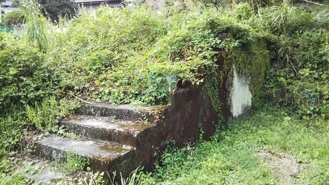 3-2 講堂のステージにあったラジオを一体誰が