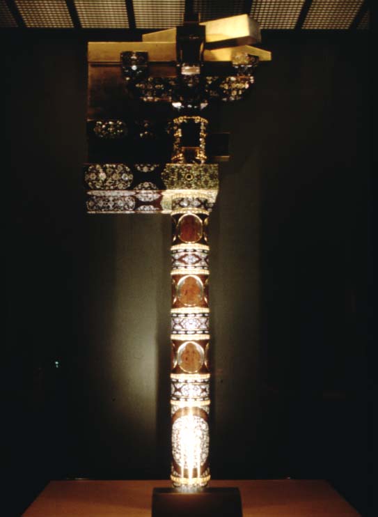 中尊寺 金色堂内の柱（入側柱）には、目がくらんでしまう。 : 写楽