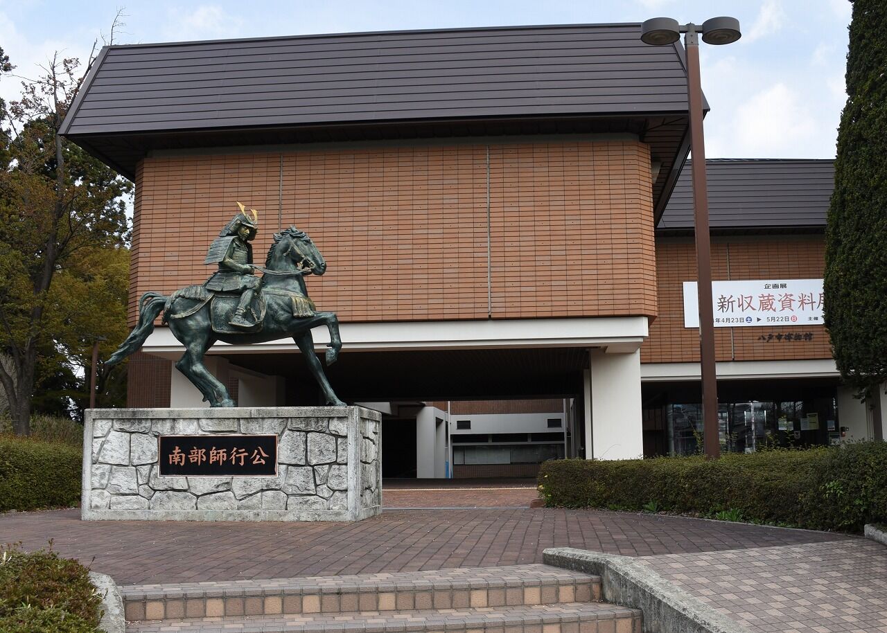 八戸市根城の枝垂れ桜 街歩き 十和田湖へ 僕の歩く町３