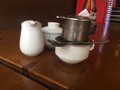 ゆっくりとベトナムコーヒーを飲む