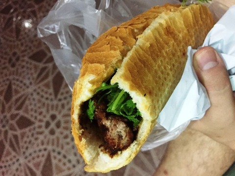 肉団子 バインミー ホーチミン ©アジアしあわせ特急