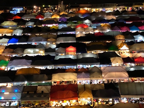 タラートロットファイ・ラチャダー　バンコク　インスタ映え