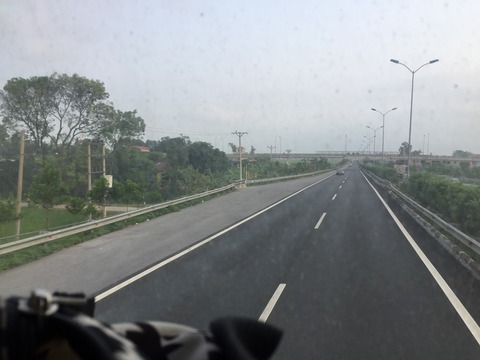 あと2時間ぐらいでハノイ。バスの中より。