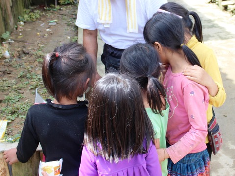 プリンターおじさん カットカット村 ©アジアしあわせ特急