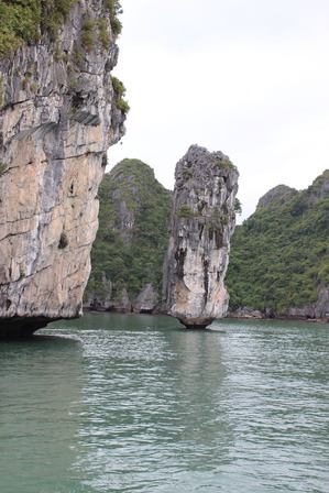 ハロン湾クルーズ　奇岩　©アジアしあわせ特急