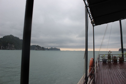 ベトナム　ハロン湾クルーズ　天候わるい～
