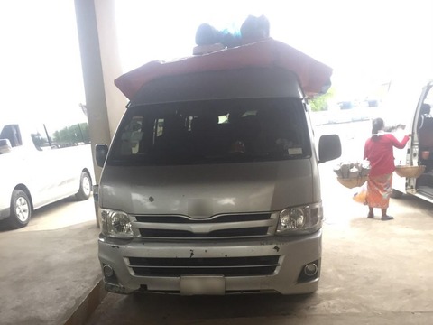 ルアンパバーン ビエンチャン 移動 VIPバスを予約するも何故かバン