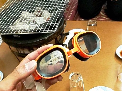 焼肉 新楽井 あらい 水中メガネ 煙 ©アジアしあわせ特急