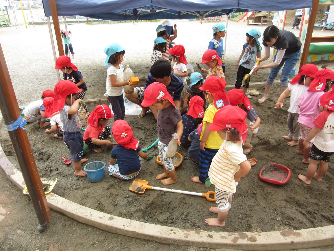 6月9日 木 泥んこ遊びをしたよ 子育てセンターしばもとのブログ 6月9日 木 泥んこ遊びをしたよ 子育てセンターしばもとのブログ