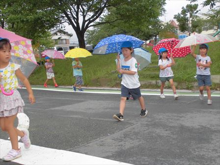雨上がり散歩に出掛けました 子育てセンターしばもとのブログ