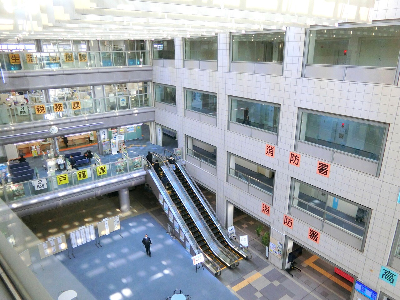 横浜 市 泉 区役所