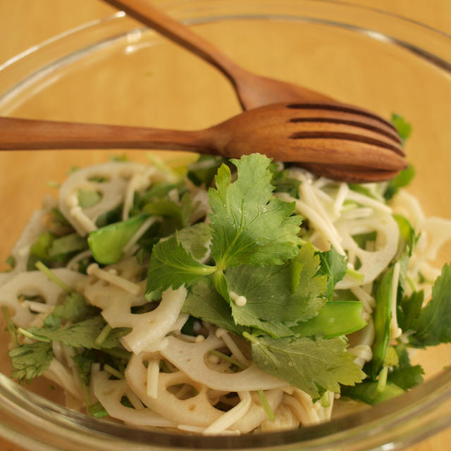 三つ葉 と思って手に取ってみたらパクチーだったときの衝撃 Natural Vege Life