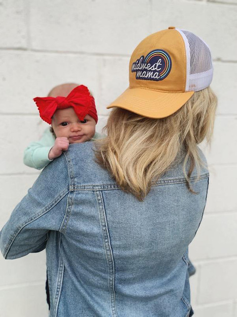 outfit-jeans-with-trucker-hat