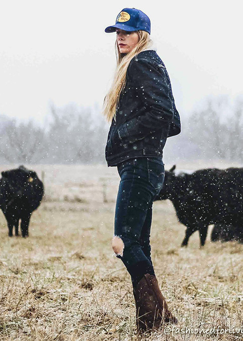 winter-boots-outfit-with-sherpa-denim-jacket-and-trucker-hat