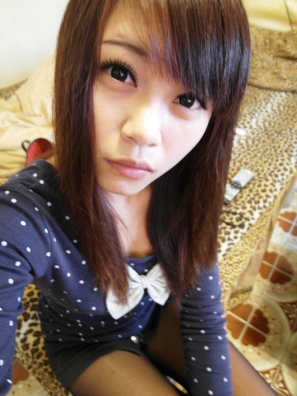何気に大胆なポーズの多い素人女性の写メ (14)