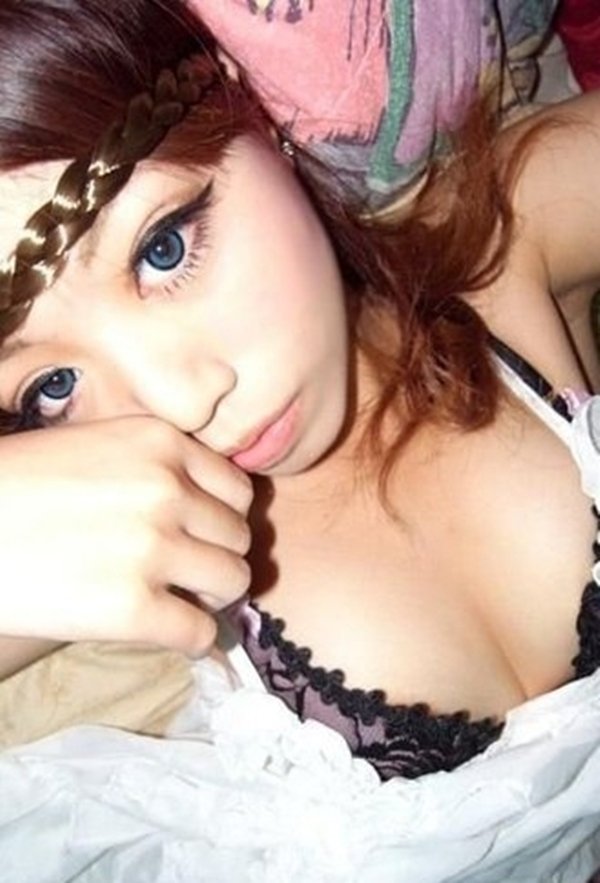 胸の谷間クッキリなエロカワギャルの自画撮り写メ (18)
