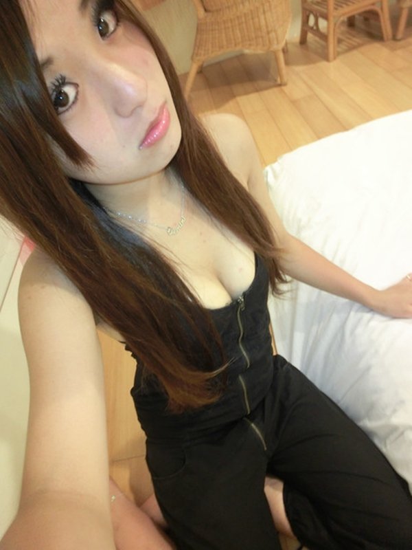 写メコンクイーンの巨乳ギャルは私生活も谷間全開!! (11)