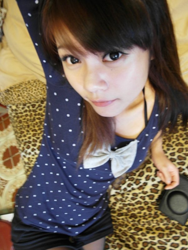 何気に大胆なポーズの多い素人女性の写メ (11)