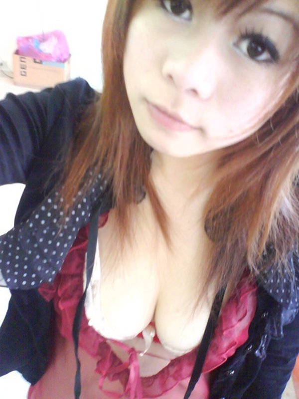 おっぱいの谷間でアピール中の女性たち (3)