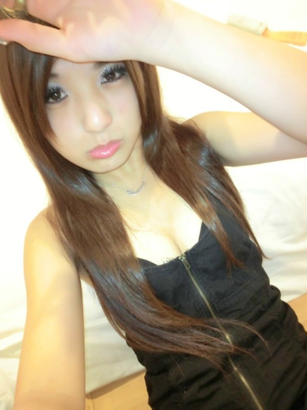 写メコンクイーンの巨乳ギャルは私生活も谷間全開!! (14)