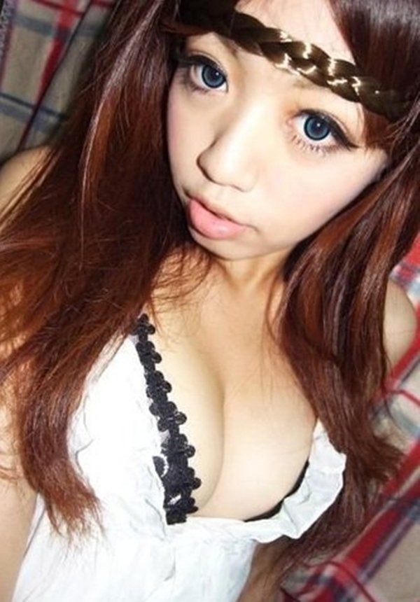 胸の谷間クッキリなエロカワギャルの自画撮り写メ (14)
