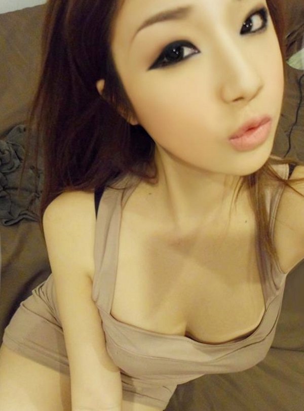 巨乳なおっぱい自慢の素人女性たち (1)