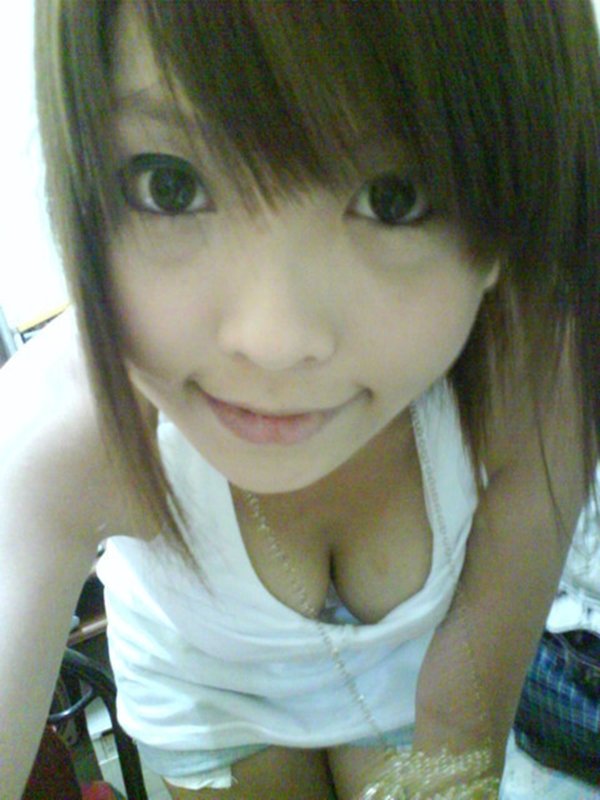 おっぱいの谷間でアピール中の女性たち (4)