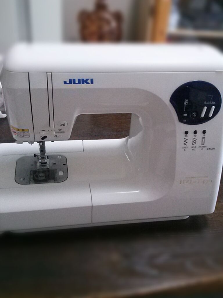 ジューキ JUKI コンピューターミシン HZL-T470 ワイドテーブル付き Amazon | JUKI ジューキ ワイドテーブル付 フットコントローラー