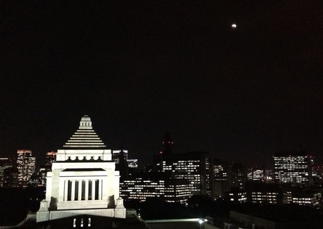 141009国会議事堂と皆既月食