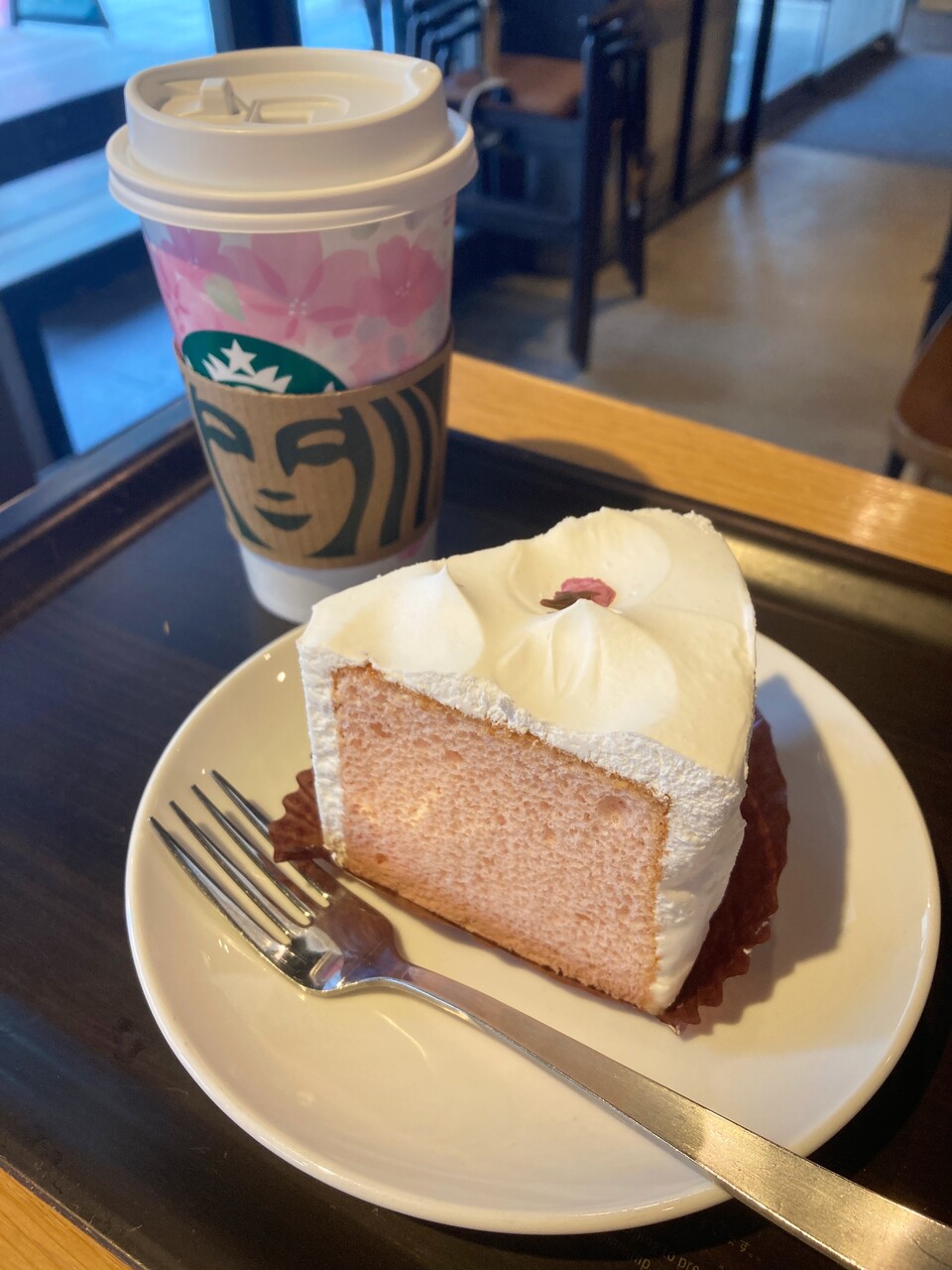 雷門通りのスターバックスコーヒーで桜のシフォンケーキ 鹿美の秘密の部屋