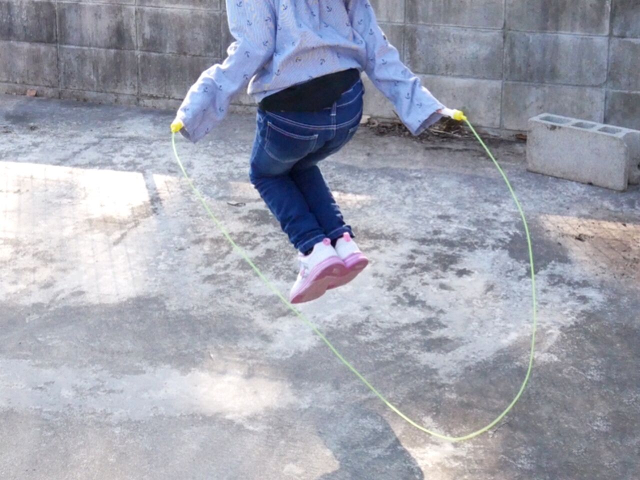 就学前にしておきたいこと 縄跳びの練習には瞬足なわとびがオススメ えくぼとねこっけ