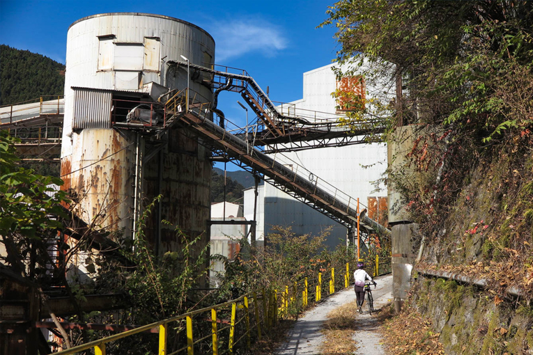 トロッコと日原の岩壁 四季彩ペダル