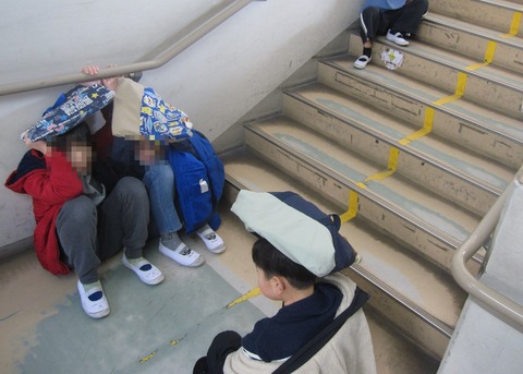 避難訓練　階段