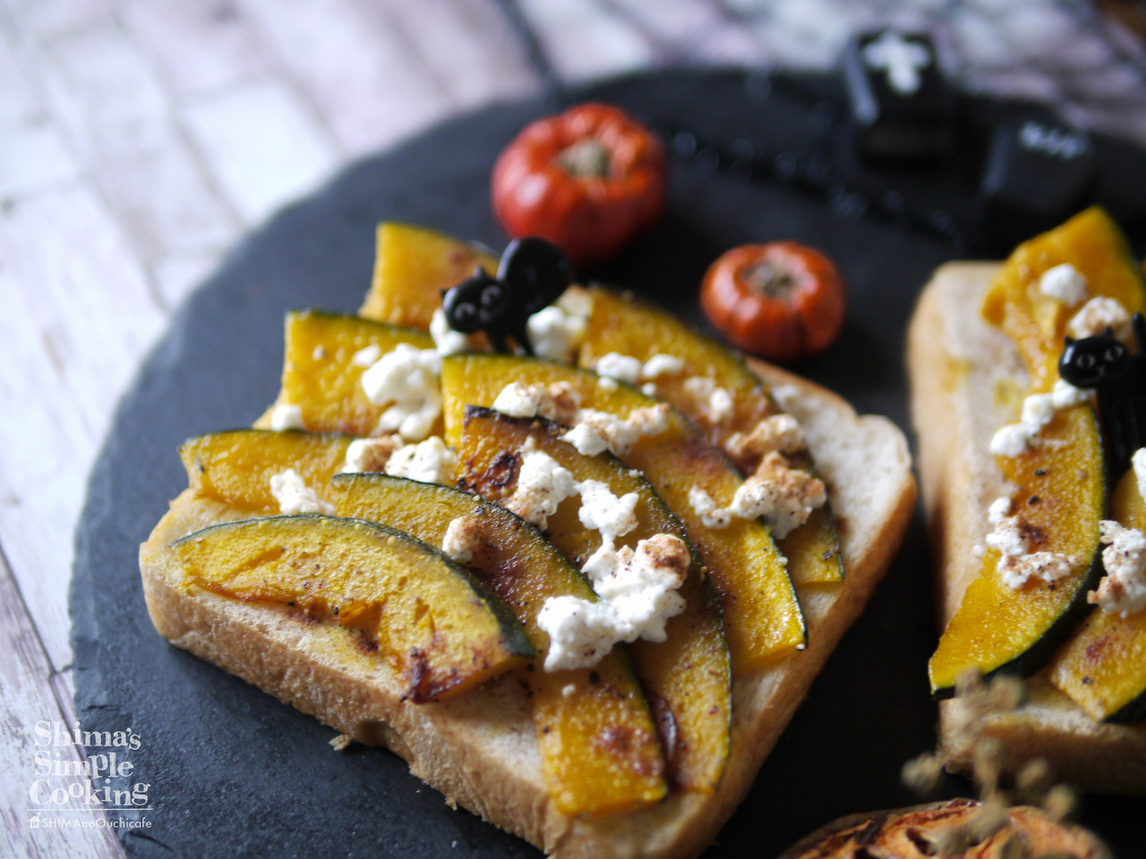 簡単ハロウィンレシピ｜三日月が舞う【カボチャのガーリックピザ