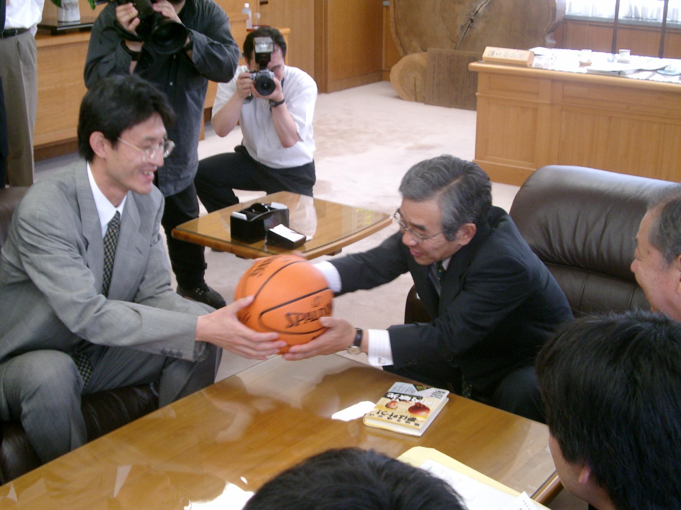 溝口知事が応援団長に就任 島根スサノオマジック 公式ブログ