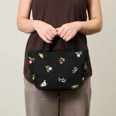 繊細なお花刺繍のランチトートバッグ 4
