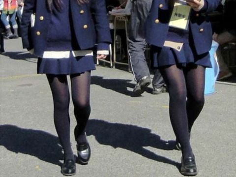 女子●生たちの大人びた色気にクラクラしちゃう…細い美脚が超セクシーなミニスカ黒パンストの街撮りエロ画像