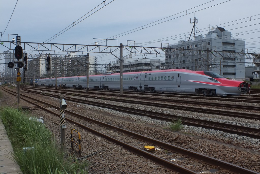 新鶴見界隈132-1（秋田新幹線 E6系Z9編成 甲種8860レ EF65 2036