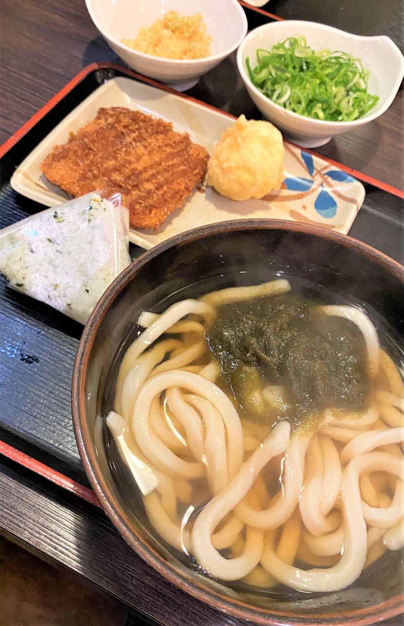 讃岐製麺 とろろ昆布うどん 並 わさびおにぎり 半熟卵天 ハムカツ 新聞は永久に不滅です オーナー編