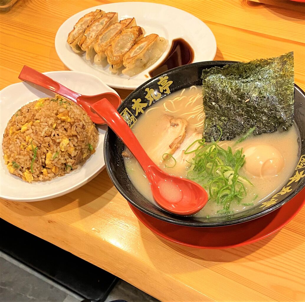 博多ラーメン 本丸亭 チャーハンセット 博多ラーメン 半チャーハン 焼ぎょうざ 新聞は永久に不滅です オーナー編