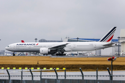 Air France:Boeing 777-328:ER(F-GSQV)-4228