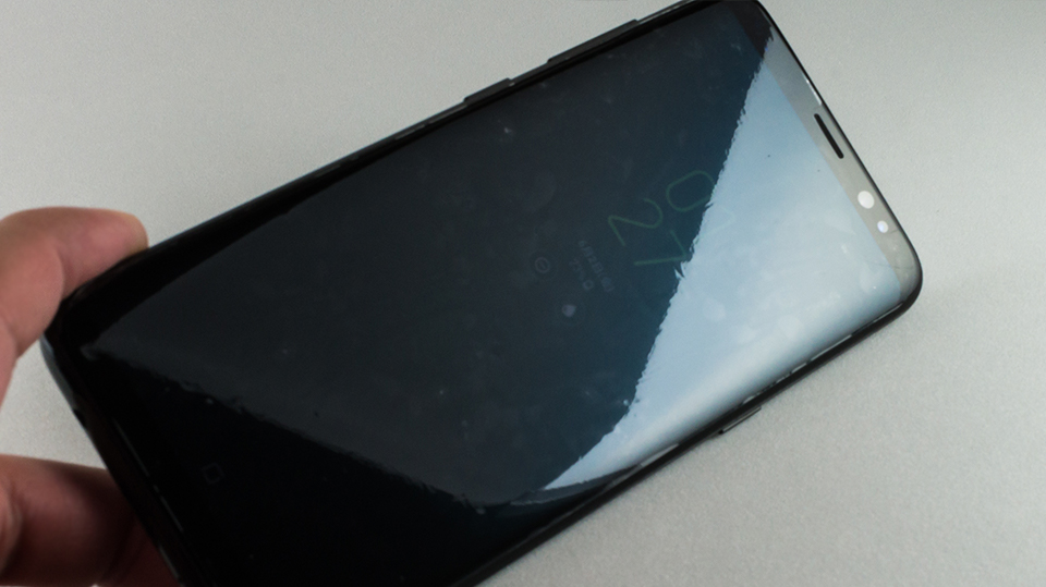 スプレーを使って全面ピッタリ保護な Samsung Galaxy S8用 保護