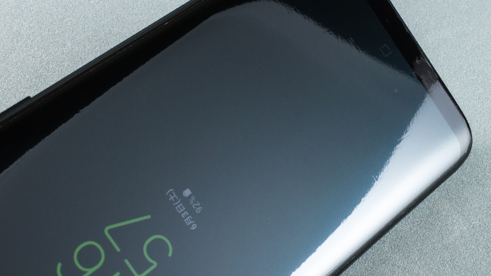 スプレーを使って全面ピッタリ保護な Samsung Galaxy S8用 保護