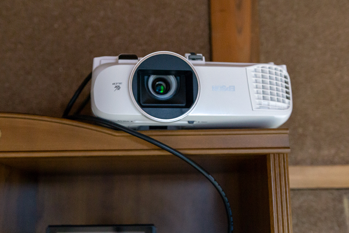 EPSON EH-TW5650 四角い ホームプロジェクター エプソン 映像 EPSON EH-TW5650 四角い ホームプロジェクター エプソン 映像