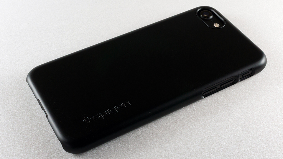 マットブラックとジェットブラックはケースで切り替えよう。Spigen