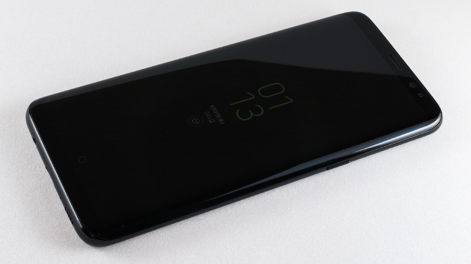 スプレーを使って全面ピッタリ保護な Samsung Galaxy S8用 保護