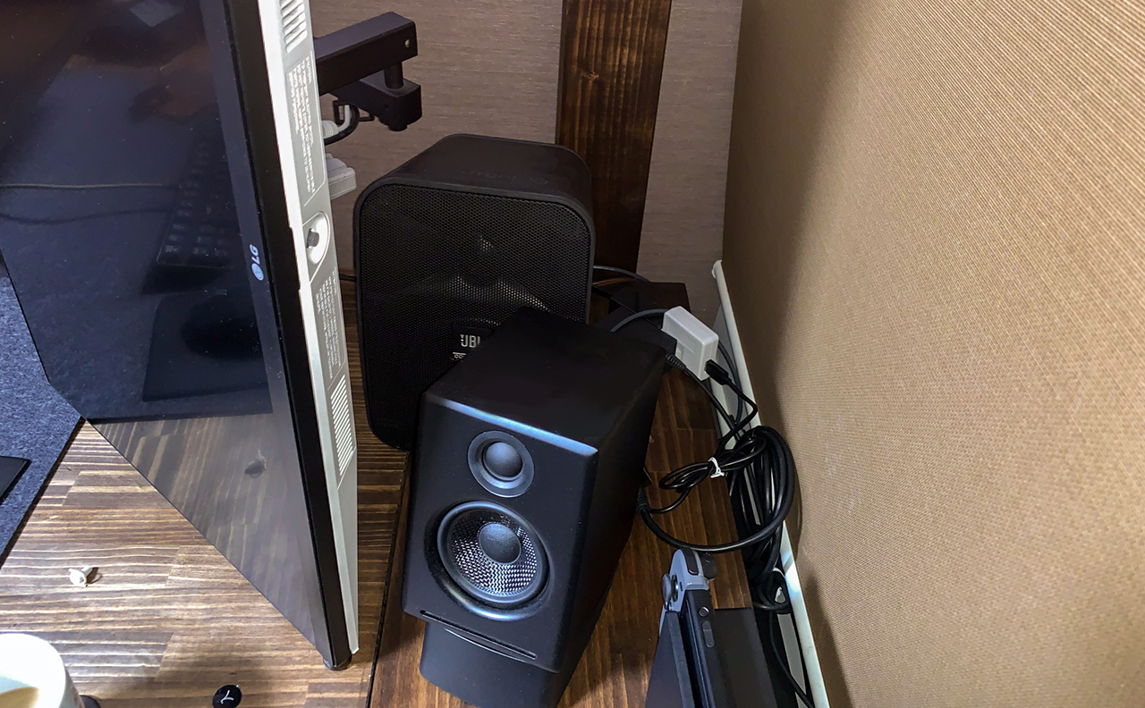 オシャレなpc部屋を目指して スピーカーを上に移動したら全てが解決 おshinoブ オシャレなpc部屋を目指して スピーカーを上に移動したら全てが解決 おshinoブ