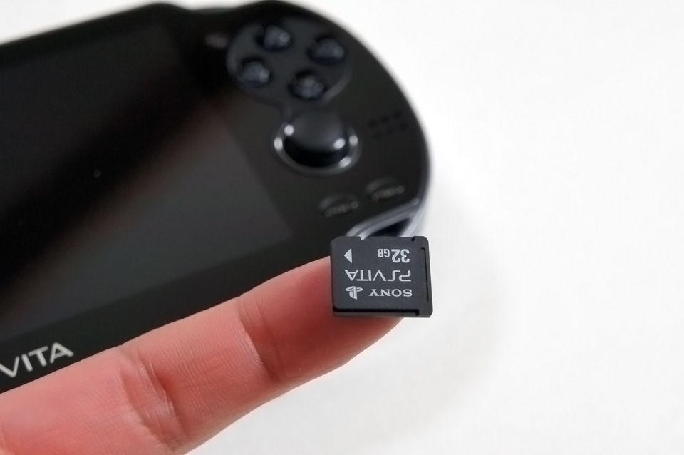 PlayStation Vita周辺機器レビュー メモリーカード&クレードル PlayStation Vita周辺機器レビュー メモリーカード&クレードル